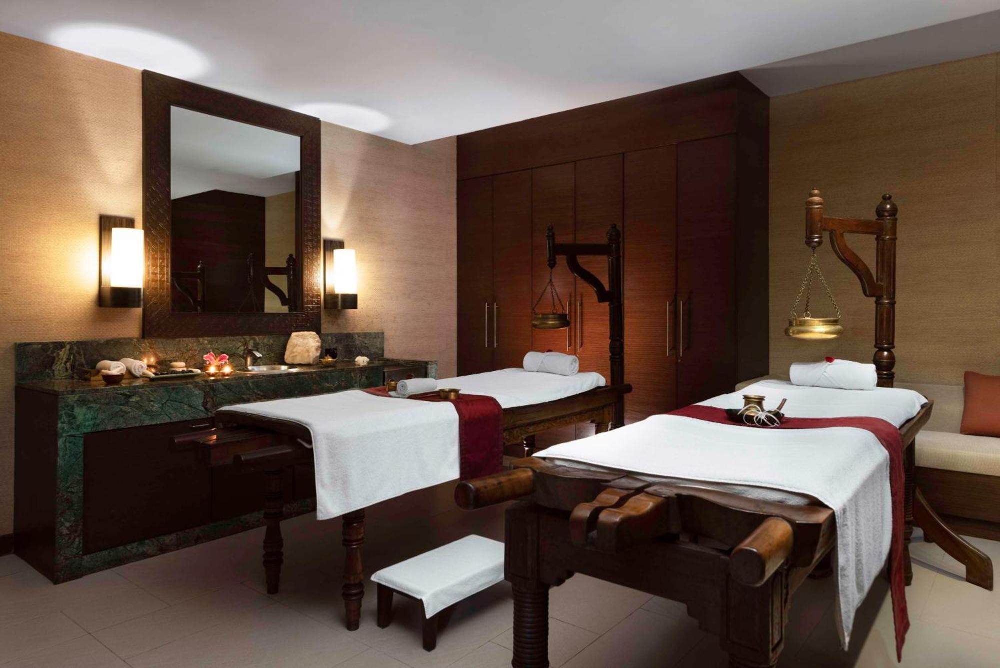 Hyatt Pune Exterior foto A treatment room at the spa