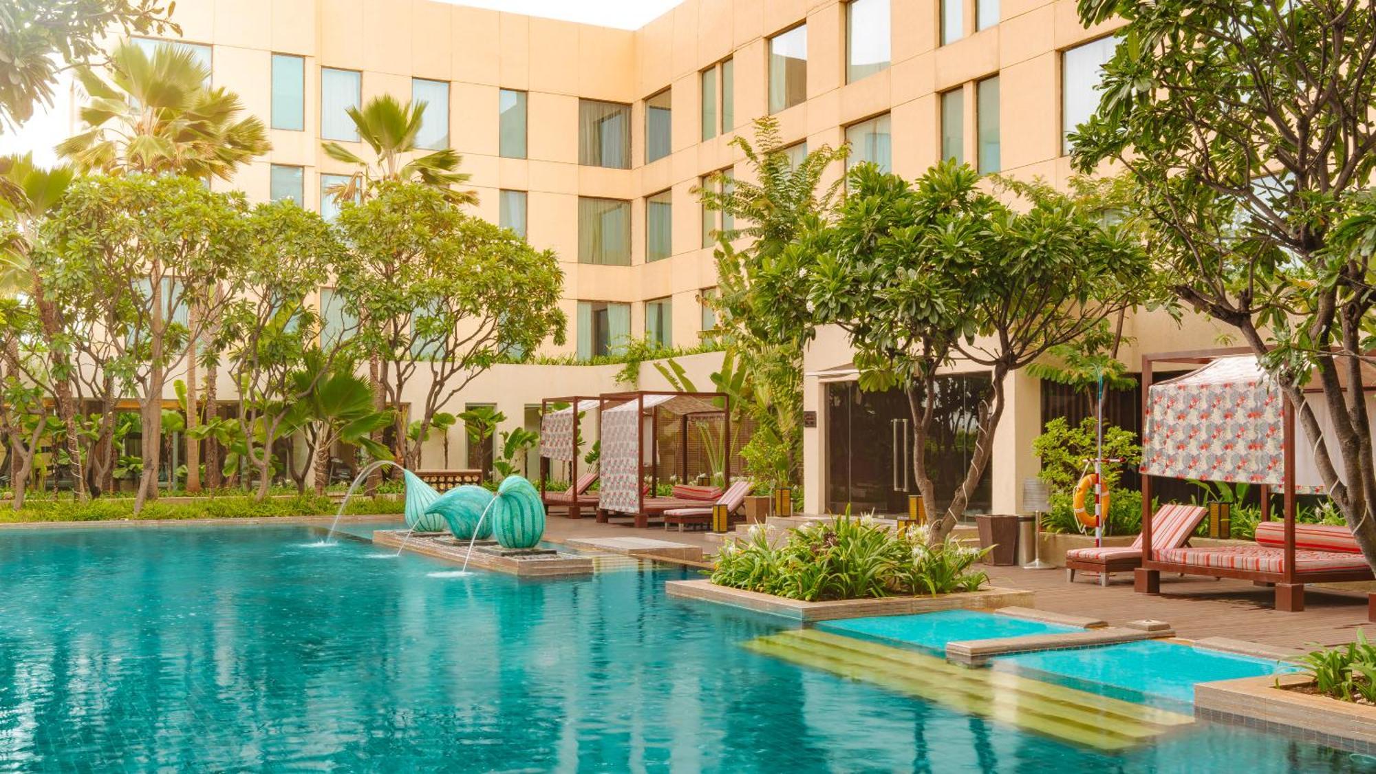 Hyatt Pune Exterior foto The pool at the hotel