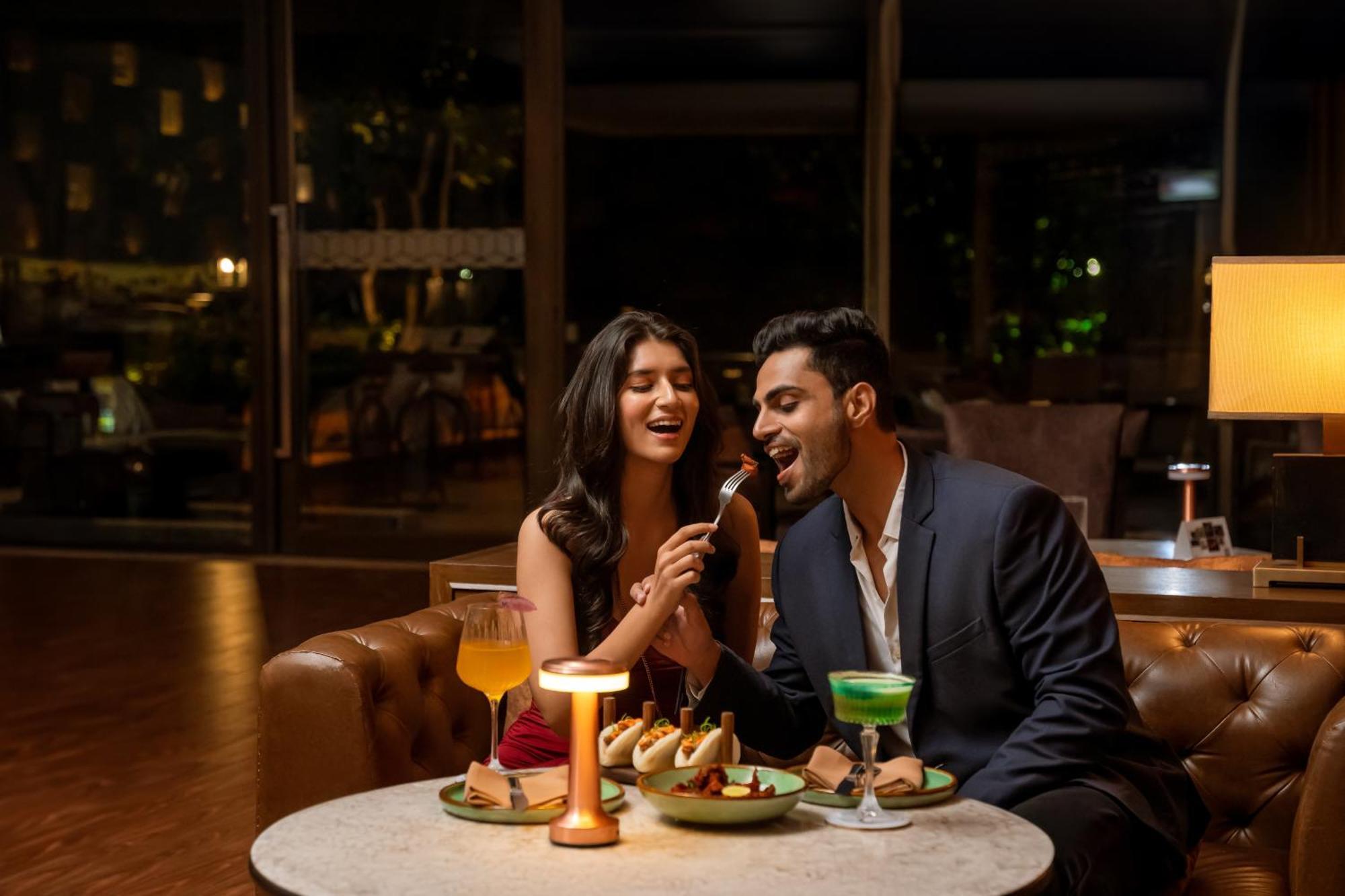 Hyatt Pune Exterior foto A couple dining at a restaurant