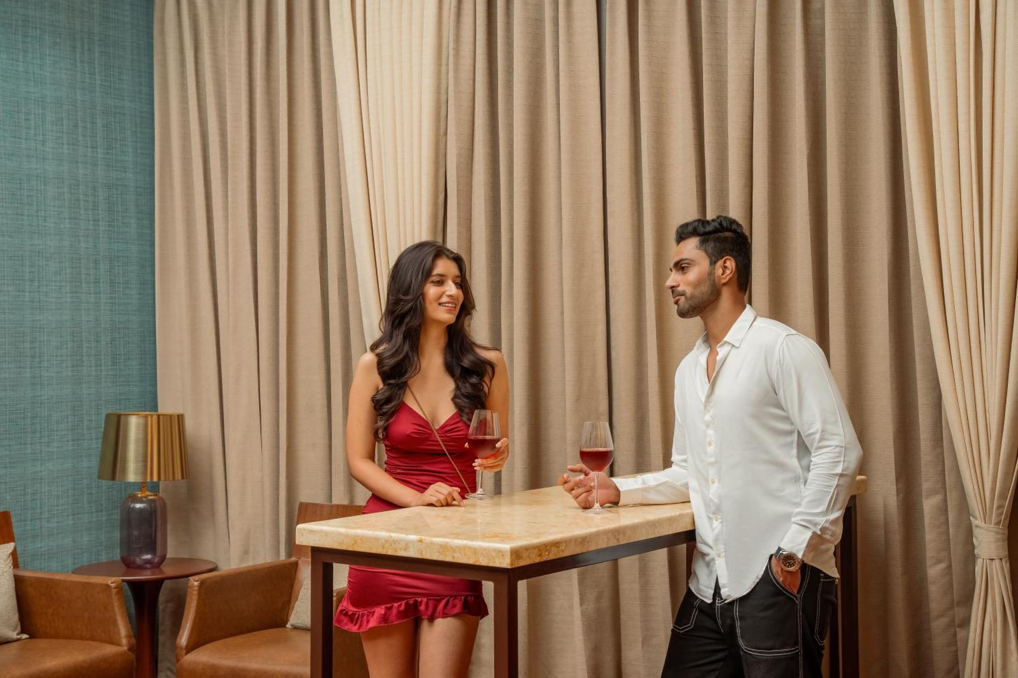 Hyatt Pune Exterior foto A couple at a bar